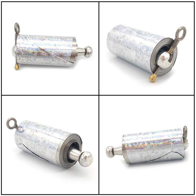 Uitgeschoven metalen verdedigingsstok, klaar voor bescherming of een magische act.