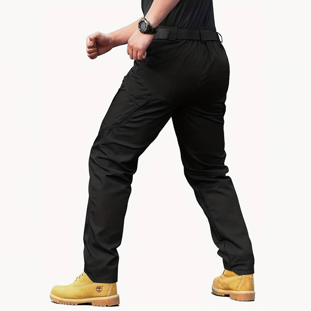 "Duurzame donkergrijze cargo zomerbroek voor mannen, zijaanzicht met multifunctionele zakken en comfortabele pasvorm."