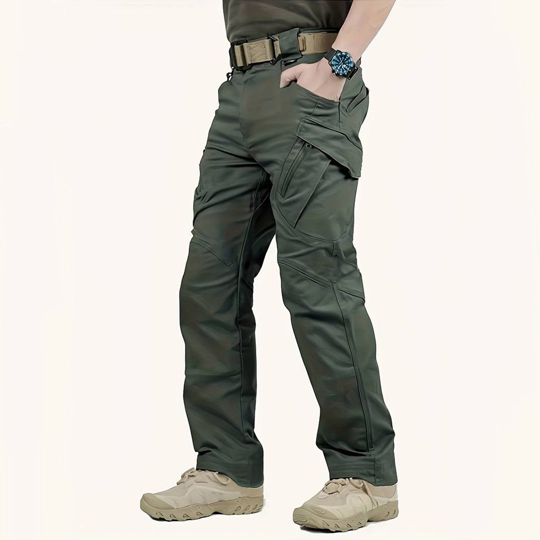 "Duurzame donkergrijze cargo zomerbroek voor mannen, zijaanzicht met multifunctionele zakken en comfortabele pasvorm."