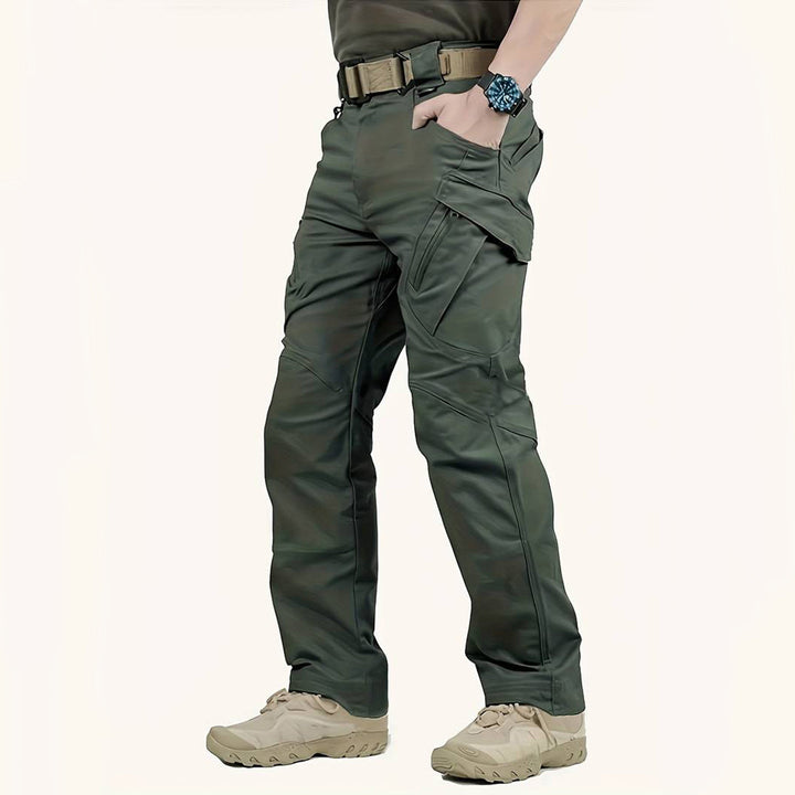 "Duurzame donkergrijze cargo zomerbroek voor mannen, zijaanzicht met multifunctionele zakken en comfortabele pasvorm."