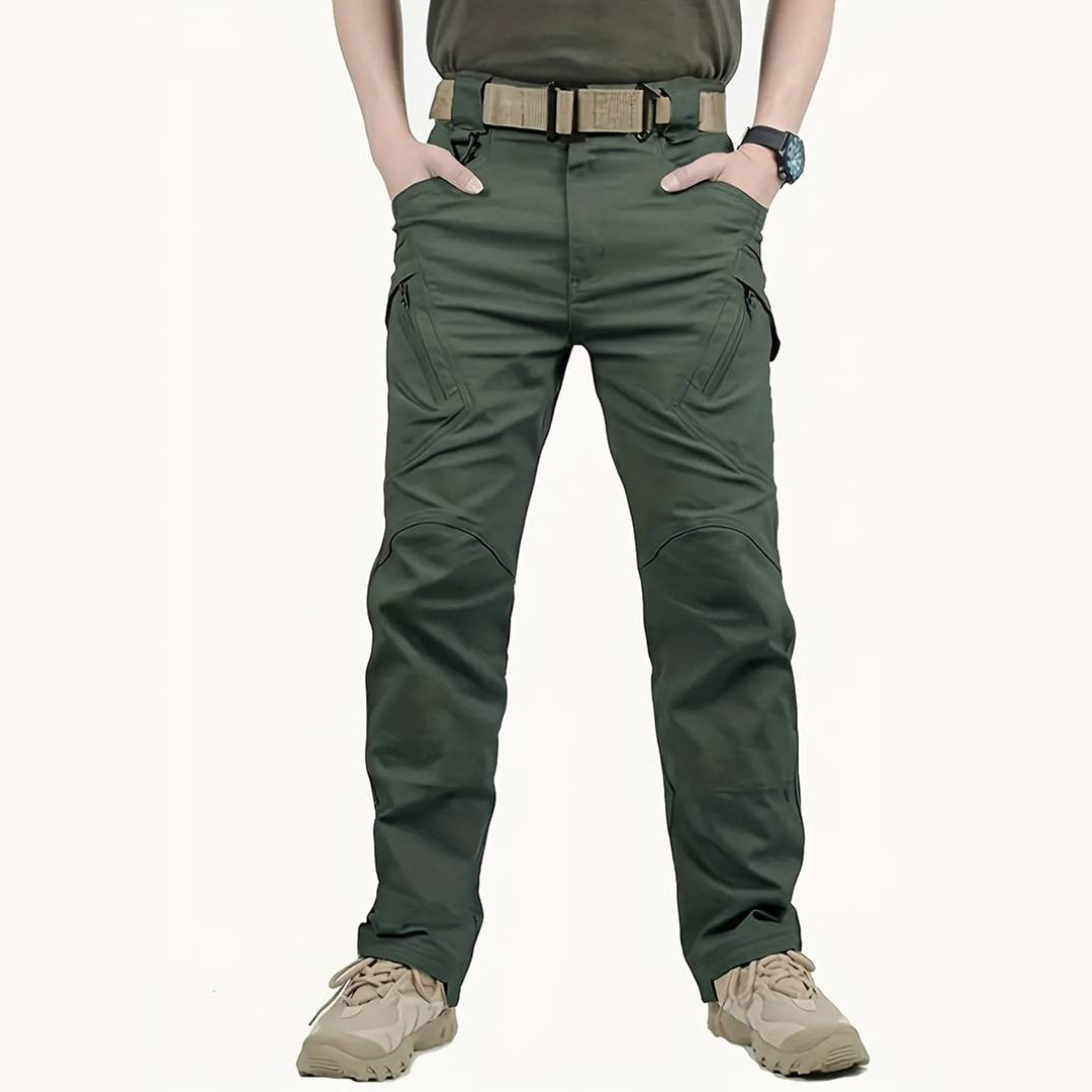 "Duurzame donkergrijze cargo zomerbroek voor mannen, zijaanzicht met multifunctionele zakken en comfortabele pasvorm."