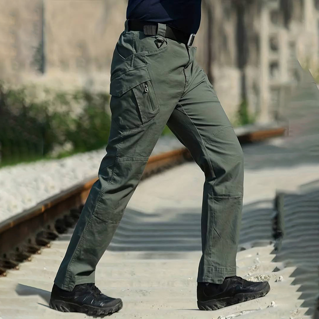 "Duurzame donkergrijze cargo zomerbroek voor mannen, zijaanzicht met multifunctionele zakken en comfortabele pasvorm."
