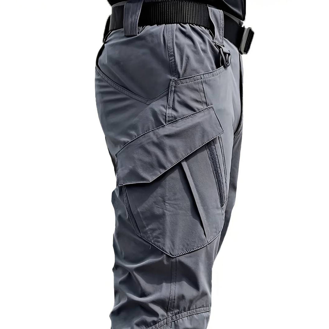 "Duurzame donkergrijze cargo zomerbroek voor mannen, zijaanzicht met multifunctionele zakken en comfortabele pasvorm."