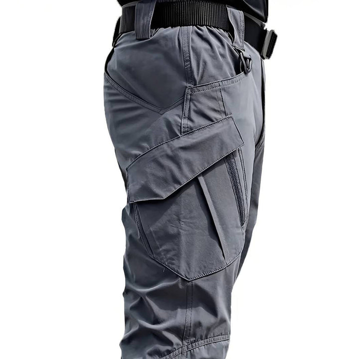 "Duurzame donkergrijze cargo zomerbroek voor mannen, zijaanzicht met multifunctionele zakken en comfortabele pasvorm."