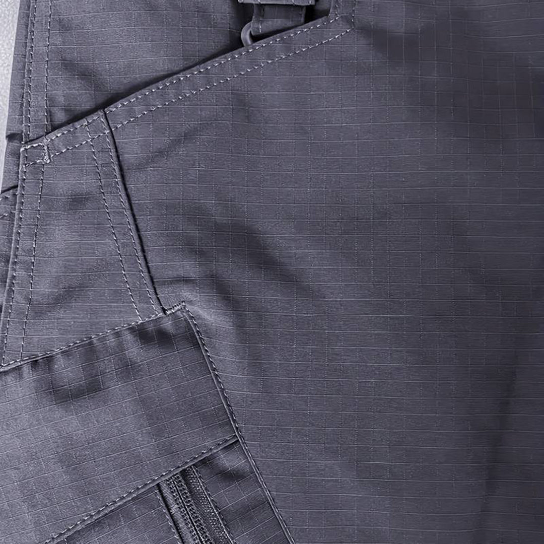 "Duurzame donkergrijze cargo zomerbroek voor mannen, zijaanzicht met multifunctionele zakken en comfortabele pasvorm."