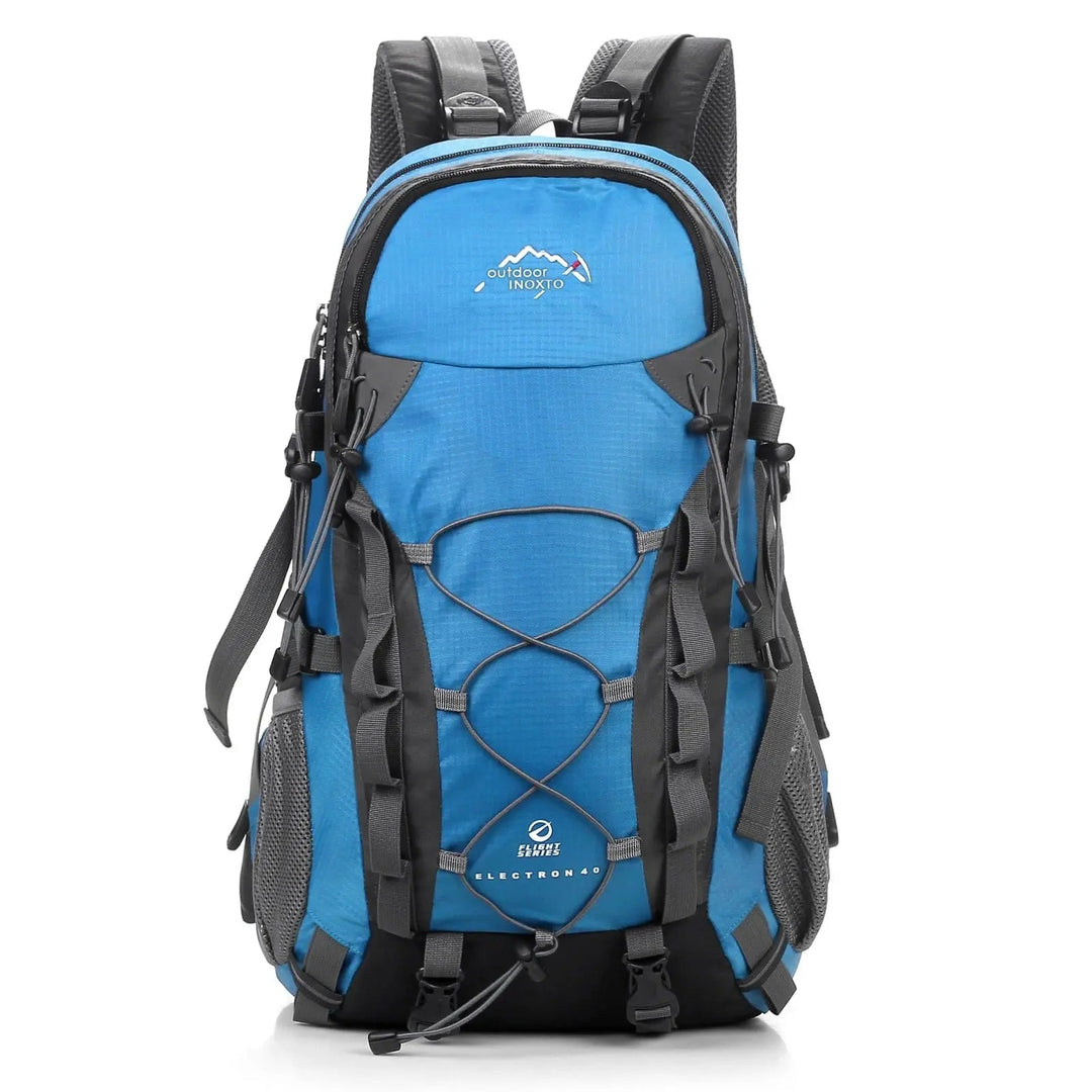 Avonturier draagt de 40 liter ExplorerMax trekking rugzak tijdens een uitdagende wandeling in de bergen.