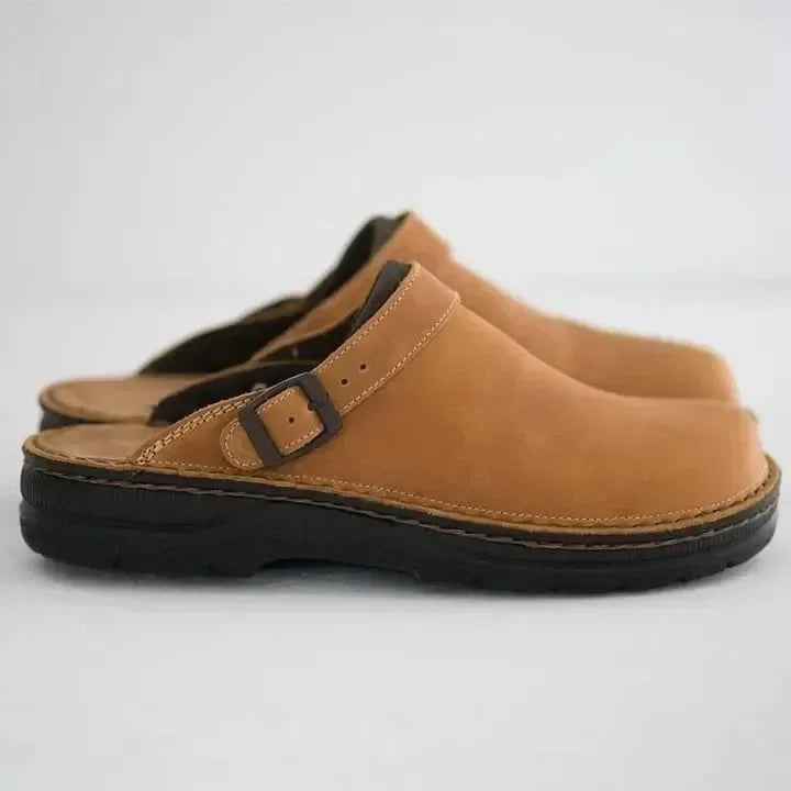 Een paar comfortabele orthopedische heren pantoffels voor optimale voetondersteuning en casual gebruik.