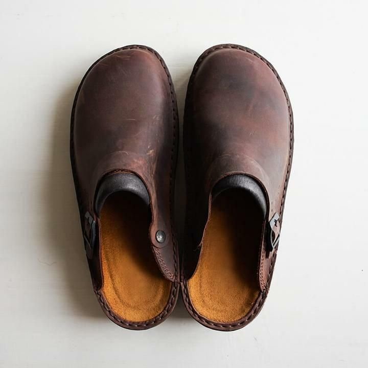 Zijaanzicht van een orthopedische heren pantoffel, met focus op de ondersteunende zool en comfortabele pasvorm.