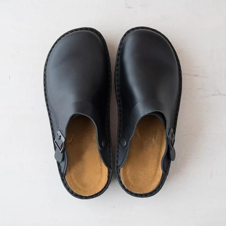 Vooraanzicht van duurzame heren pantoffels, ideaal als comfort schoenen voor binnen en buiten, alle seizoenen.