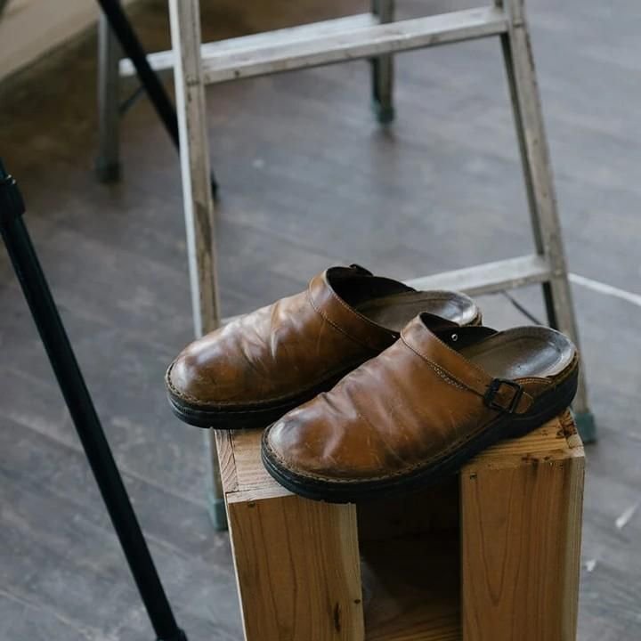Detail van het ademende materiaal van een orthopedische heren pantoffel, ideaal voor langdurig voet comfort.