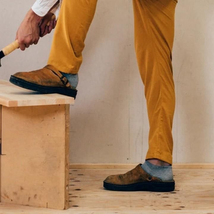 Robuuste hak van orthopedische heren pantoffels, voor extra stabiliteit en duurzaamheid bij elke stap.