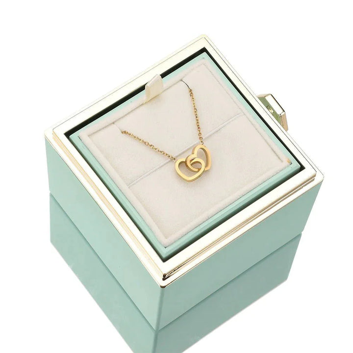 Eeuwige Roos Box met geconserveerde roos en gepersonaliseerde ketting, symbool van eeuwige liefde.