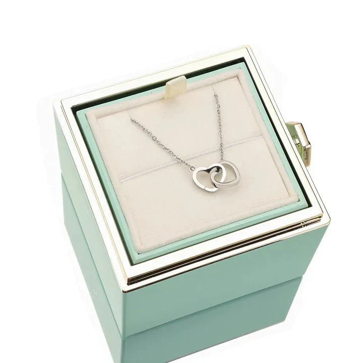 Eeuwige Roos Box met geconserveerde roos en gepersonaliseerde ketting, symbool van eeuwige liefde.