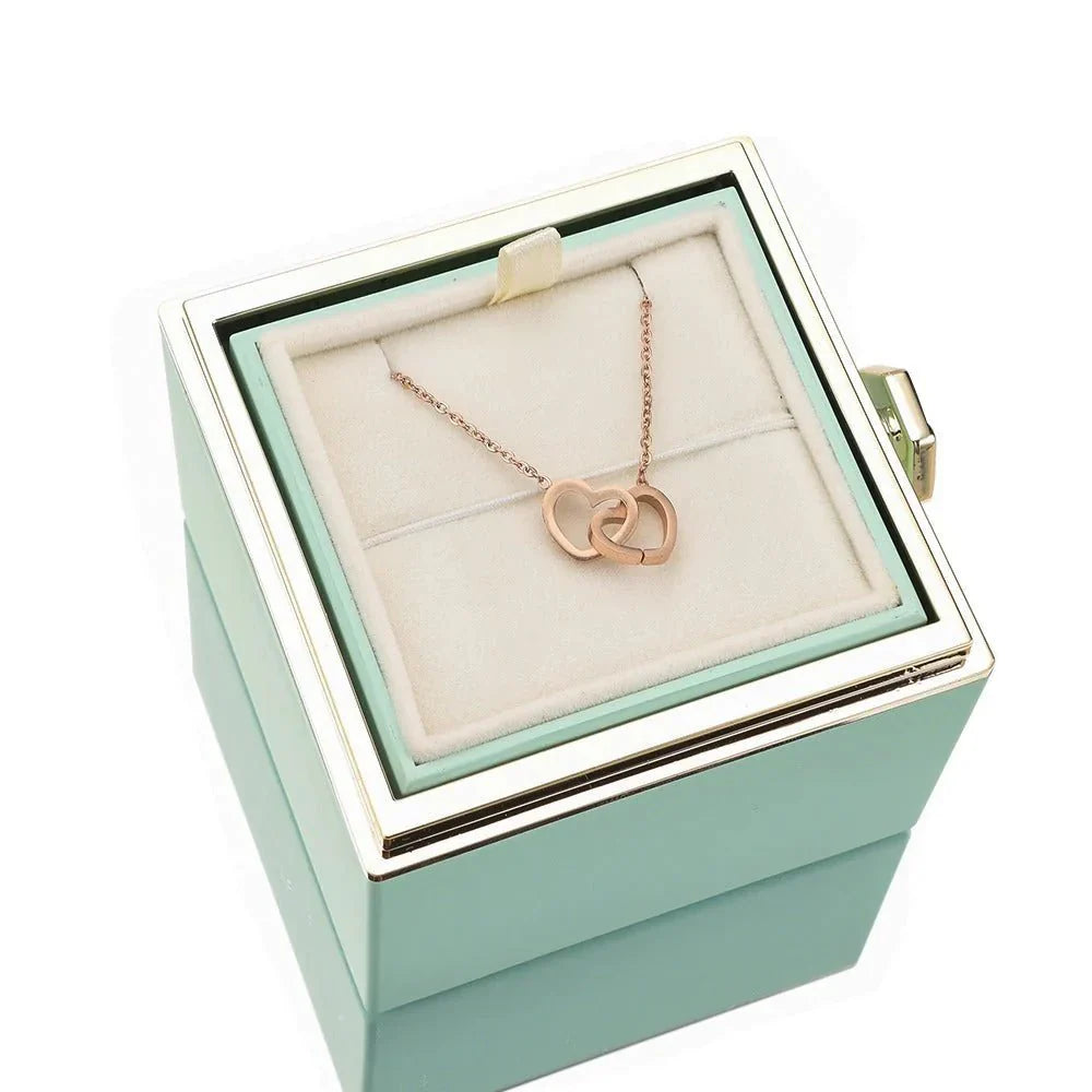 Eeuwige Roos Box met geconserveerde roos en gepersonaliseerde ketting, symbool van eeuwige liefde.