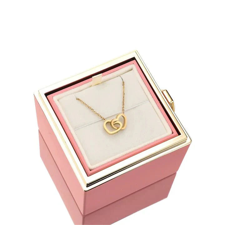 Eeuwige Roos Box met geconserveerde roos en gepersonaliseerde ketting, symbool van eeuwige liefde.