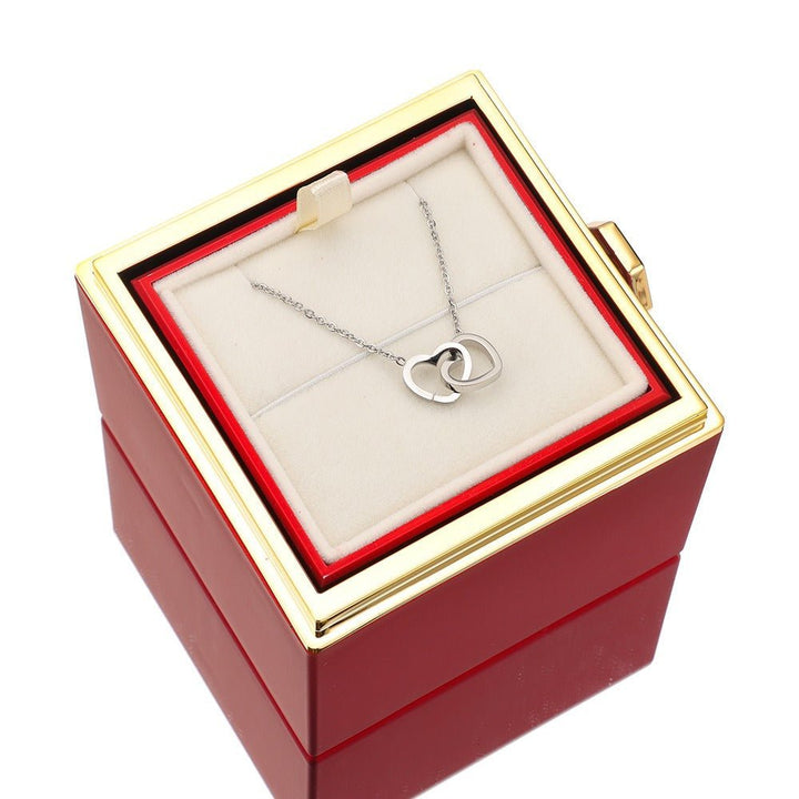 Eeuwige Roos Box met geconserveerde roos en gepersonaliseerde ketting, symbool van eeuwige liefde.