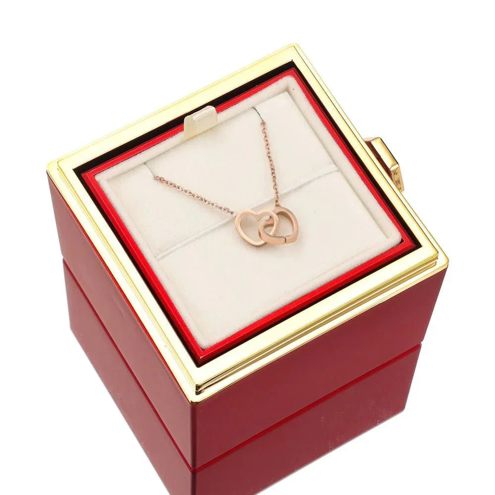 Eeuwige Roos Box met geconserveerde roos en gepersonaliseerde ketting, symbool van eeuwige liefde.