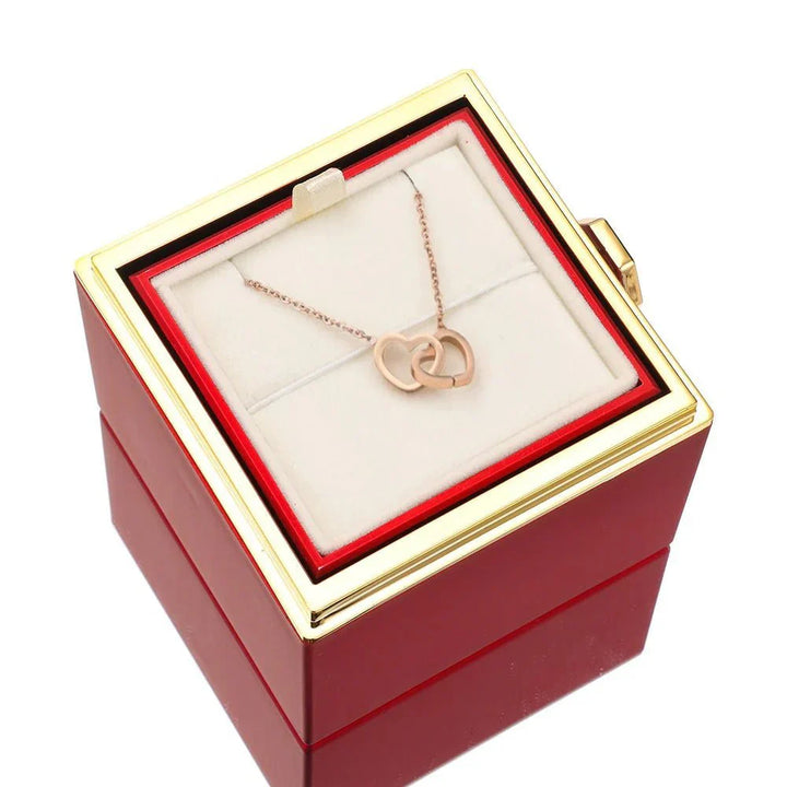 Eeuwige Roos Box met geconserveerde roos en gepersonaliseerde ketting, symbool van eeuwige liefde.