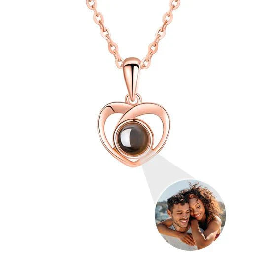 Eeuwige rozen doos met zilveren hartprojectieketting, betoverend en elegant sieraad voor betekenisvolle herinneringen.