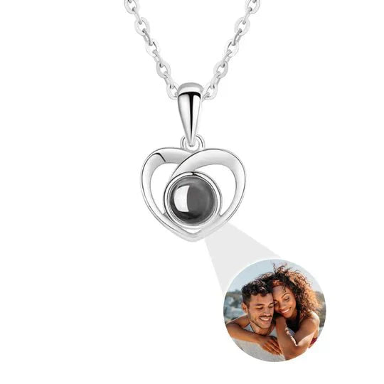 Eeuwige rozen doos met zilveren hartprojectieketting, betoverend en elegant sieraad voor betekenisvolle herinneringen.