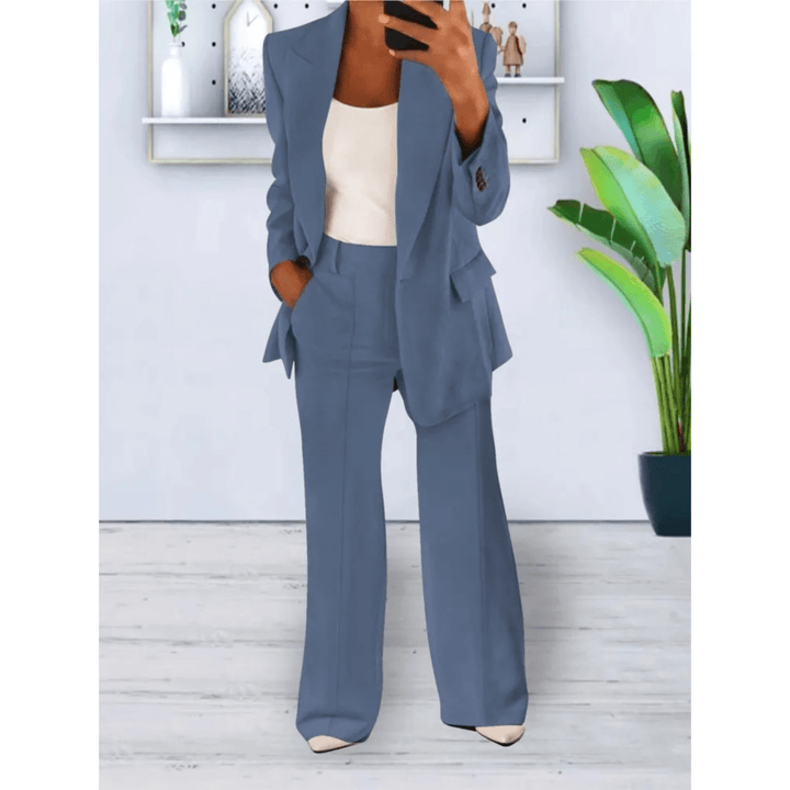 "Elegant 2-delig damespak met zachte stoffen, chique blazer en broek, ideaal voor zakelijke en informele gelegenheden."