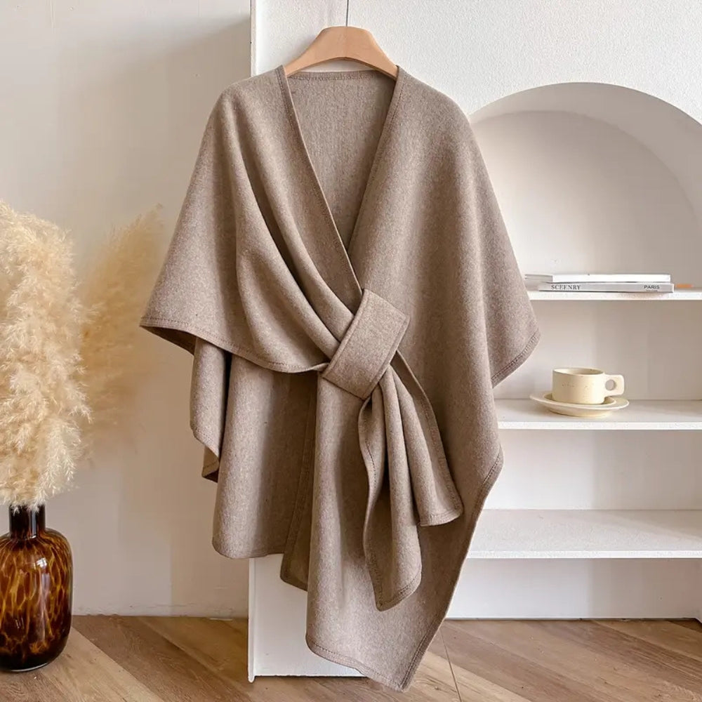 Elegant Celeste dames omslagdoek met luxe drape, perfect voor warme winter- en herfstmode.