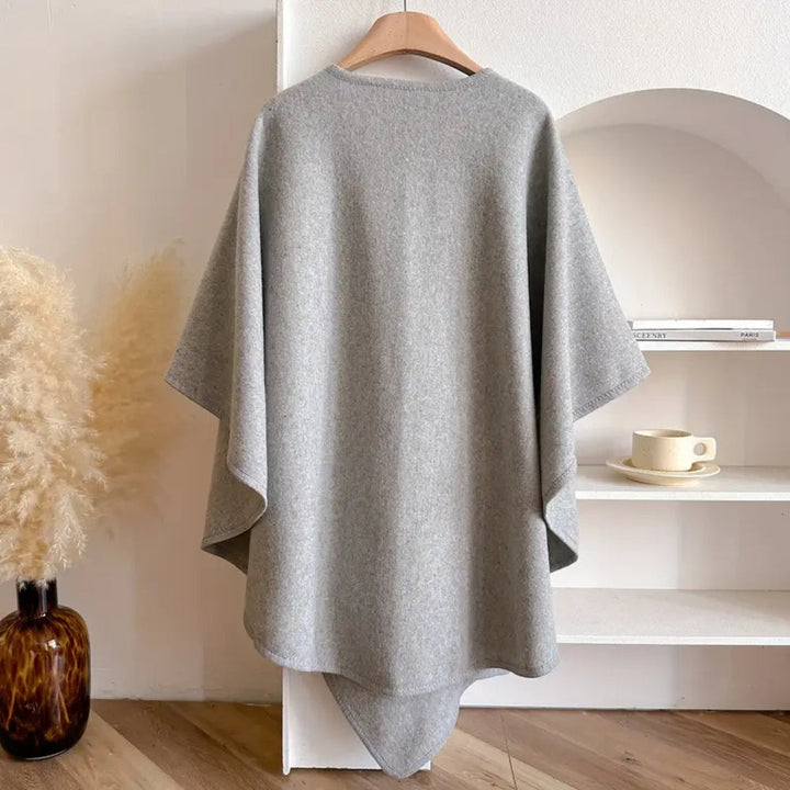 Stijlvolle dames omslagdoek Celeste, met warme en luxe uitstraling, perfect voor koude seizoenen.