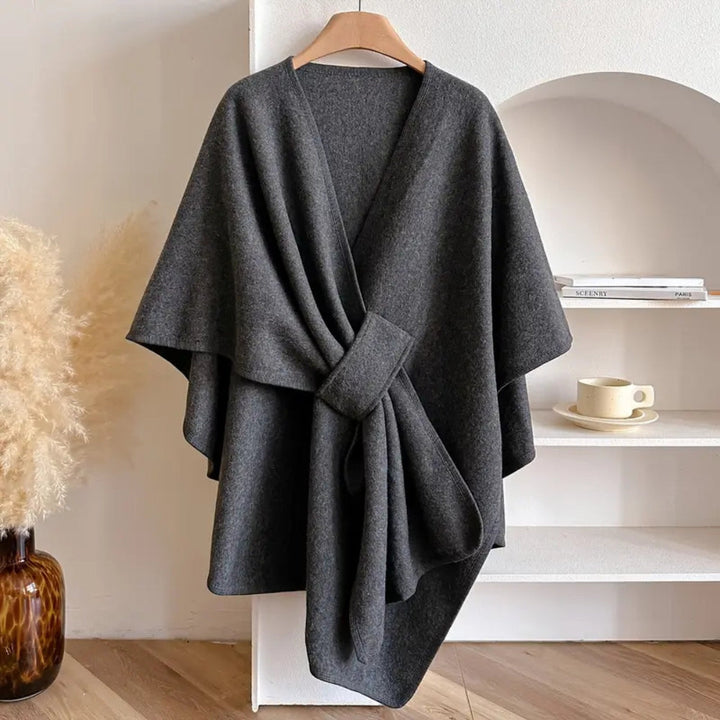 Deze elegante dames omslagdoek "Celeste" biedt warmte en stijl; ideaal voor wintermode.