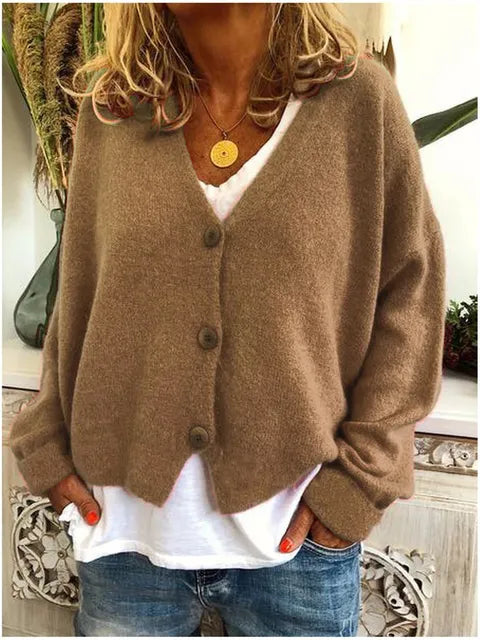 Close-up van de fijne knopen en textuur van dit elegante dames V-hals cardigan vest met lange mouwen.