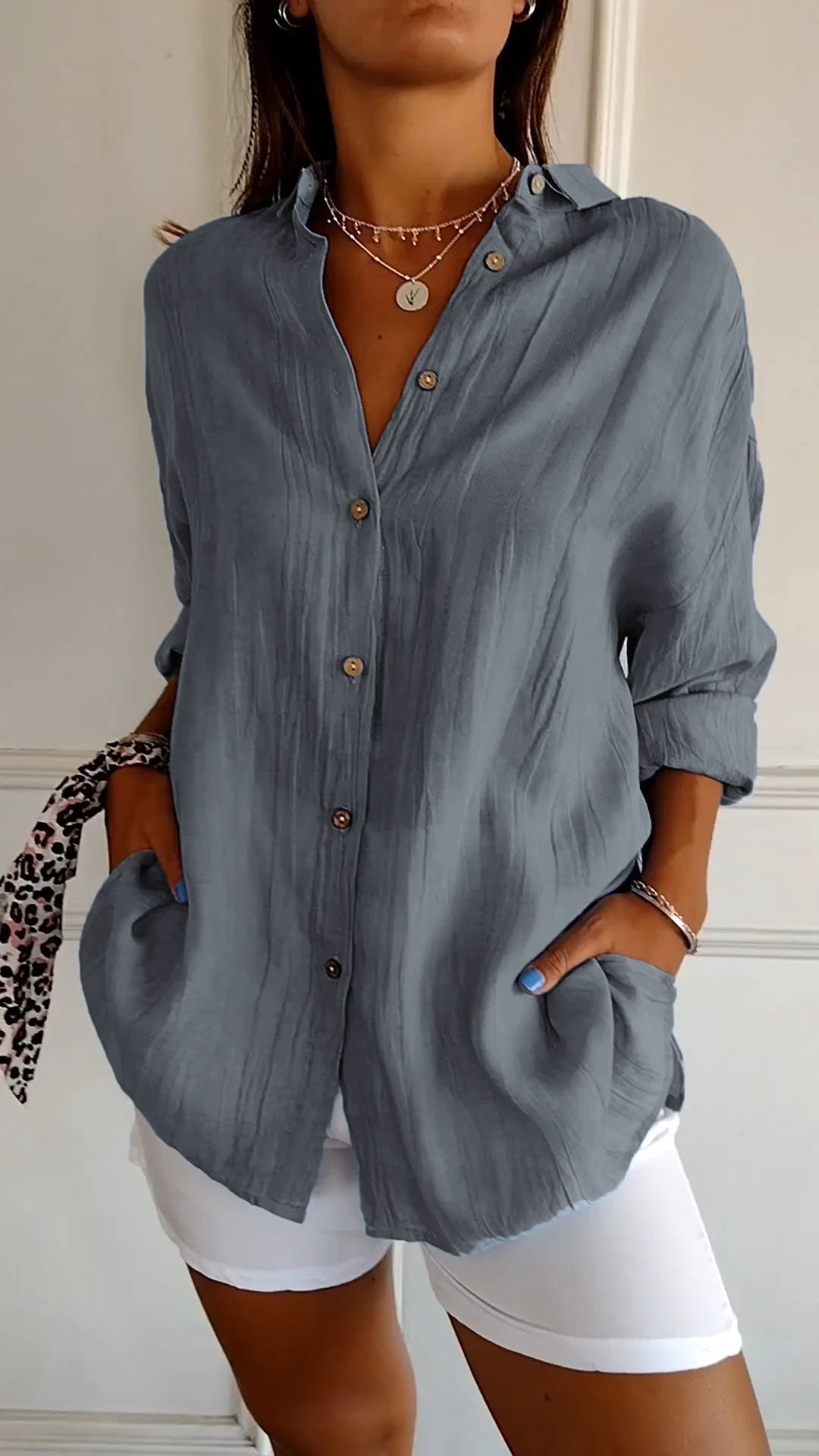 Trendy mode dames overhemd met verfijnde plooien, een must-have voor elegante zomerkleding.