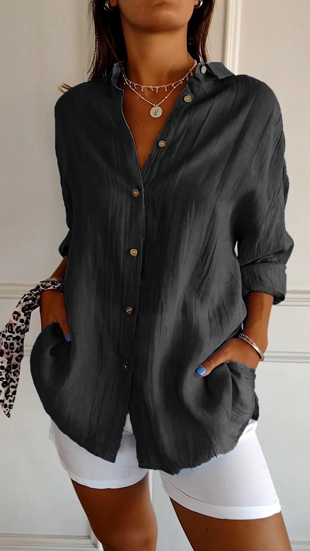 Casual chic geplooid damesoverhemd, moeiteloos stijlvol voor een comfortabele en modieuze look.