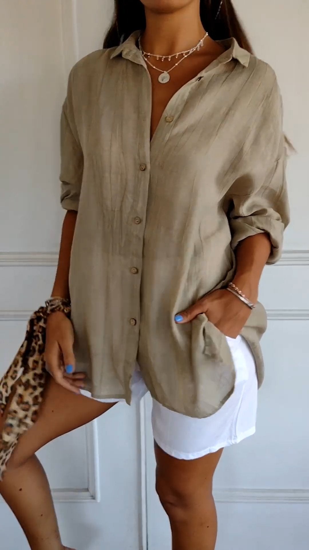 Veelzijdig geplooide vrouwen blouse, geschikt voor zowel werk als zomerse dagen en vrije tijd.