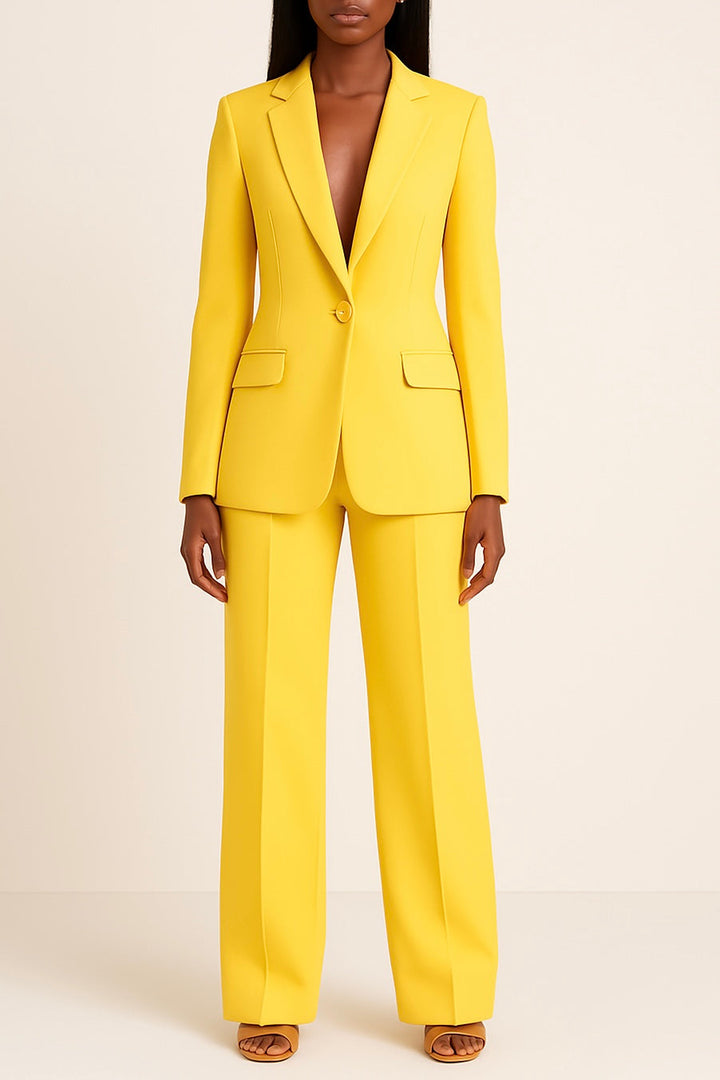 Modieus damespak: elegant co-ord met aansluitende blazer en rechte broek, voor een tijdloze uitstraling.