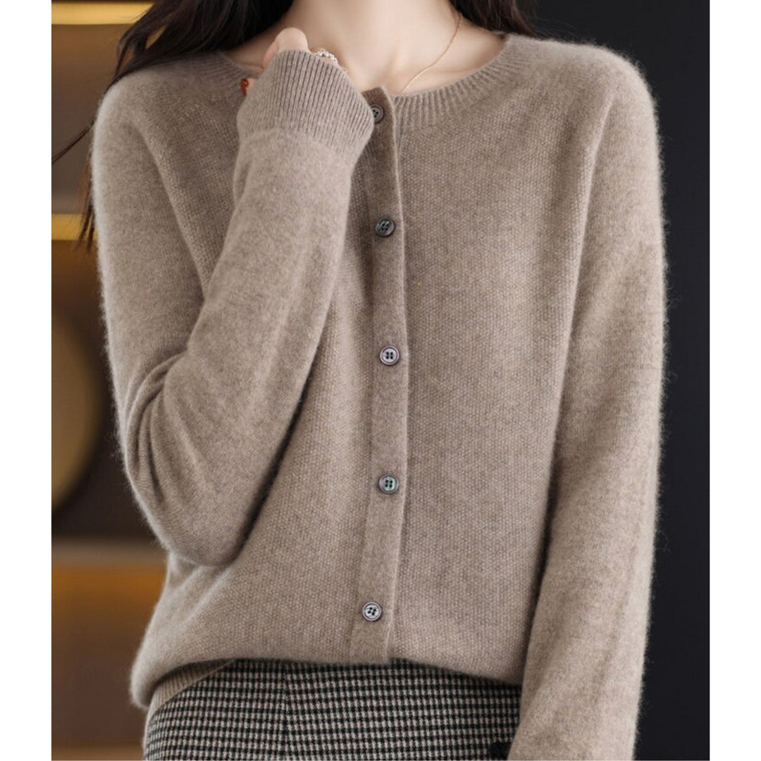 Modieus gebreid damesvest met o-hals en knoopjes, voor een trendy laagjeslook.