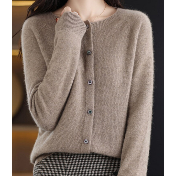 Modieus gebreid damesvest met o-hals en knoopjes, voor een trendy laagjeslook.