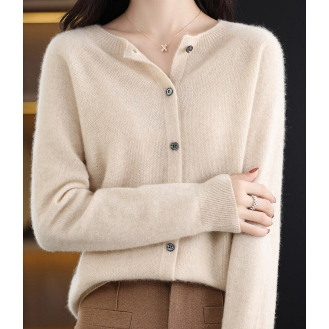 Gebreid damesvest met ronde hals en knoopsluiting, comfortabel en stijlvol voor dames.