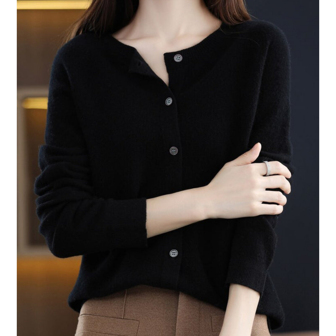 Elegant damesvest met o-hals, knoopsluiting en lange mouwen, verkrijgbaar in diverse kleuren.