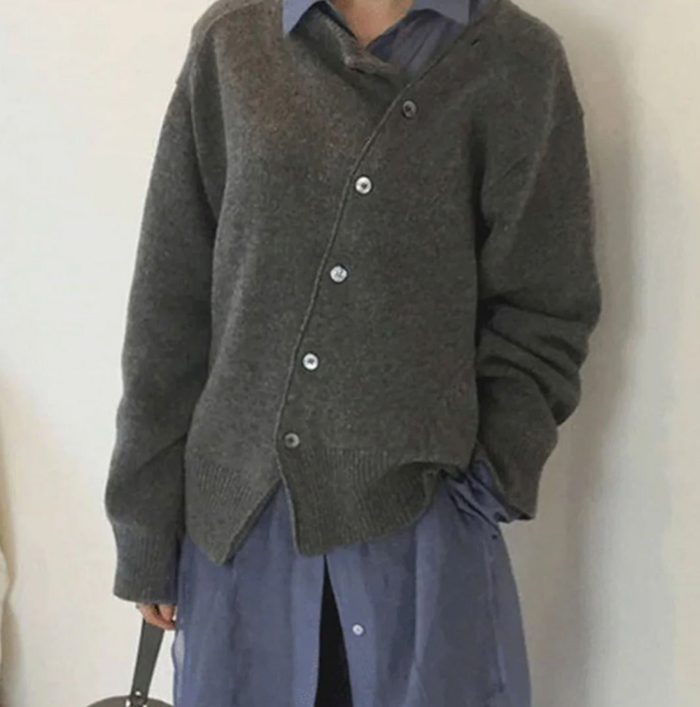 Stijlvol en comfortabel damesvest met schuine knopen. Ideale bovenkleding voor een casual of elegante look, herfst/winter.