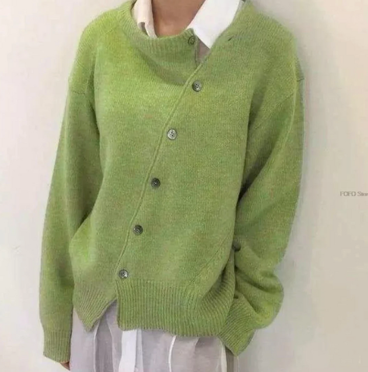 Warm damesvest met unieke schuine knoopsluiting en lange mouwen. Perfect als mode bovenkleding voor koude herfst/winterdagen.