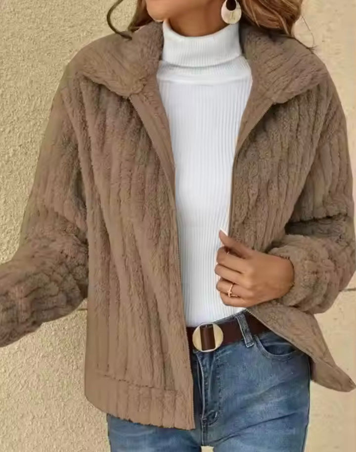 Model draagt een comfortabel gebreid damesvest, open gedragen voor een elegante look.