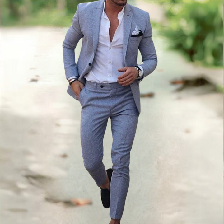 Detail van de moderne blazer van het Jason slimfit herenpak, met verfijnde stof en strakke pasvorm.