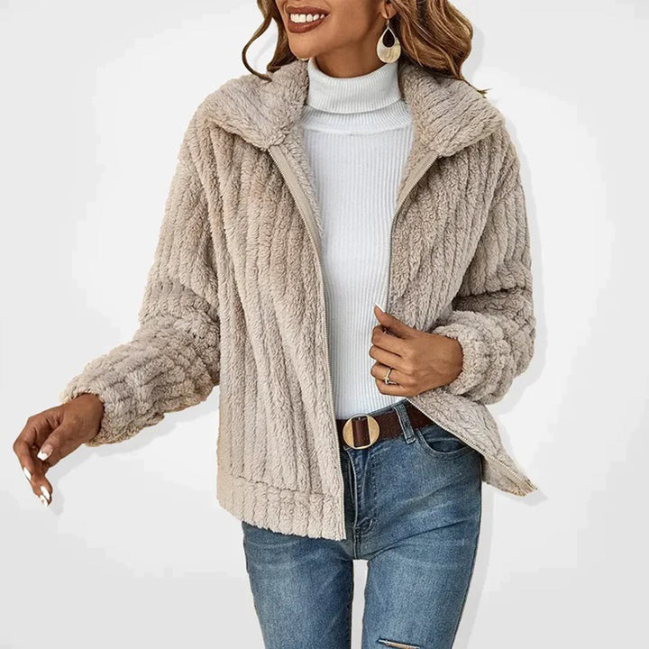 "Elegant lang fleece vest voor dames, zacht en knus, met opstaande kraag en beige tint, perfect voor lente en zomer."