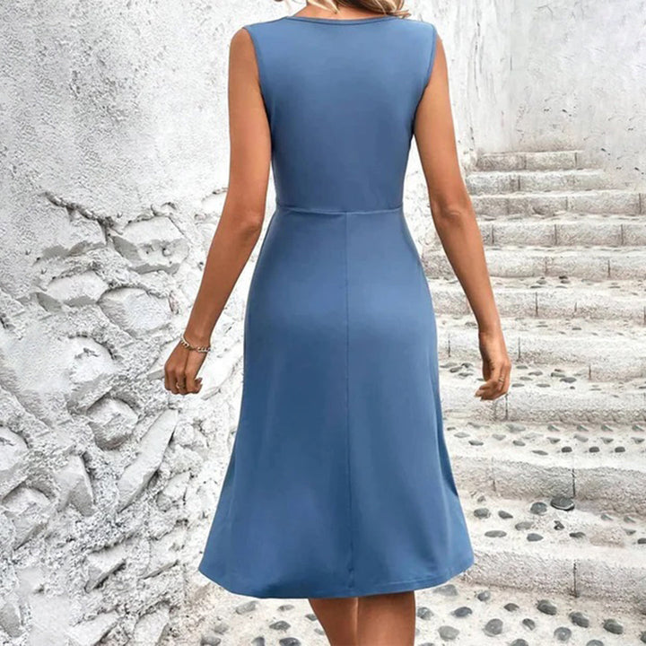 Detail van de stof van een elegante lichtblauwe mouwloze midi dames zomerjurk.