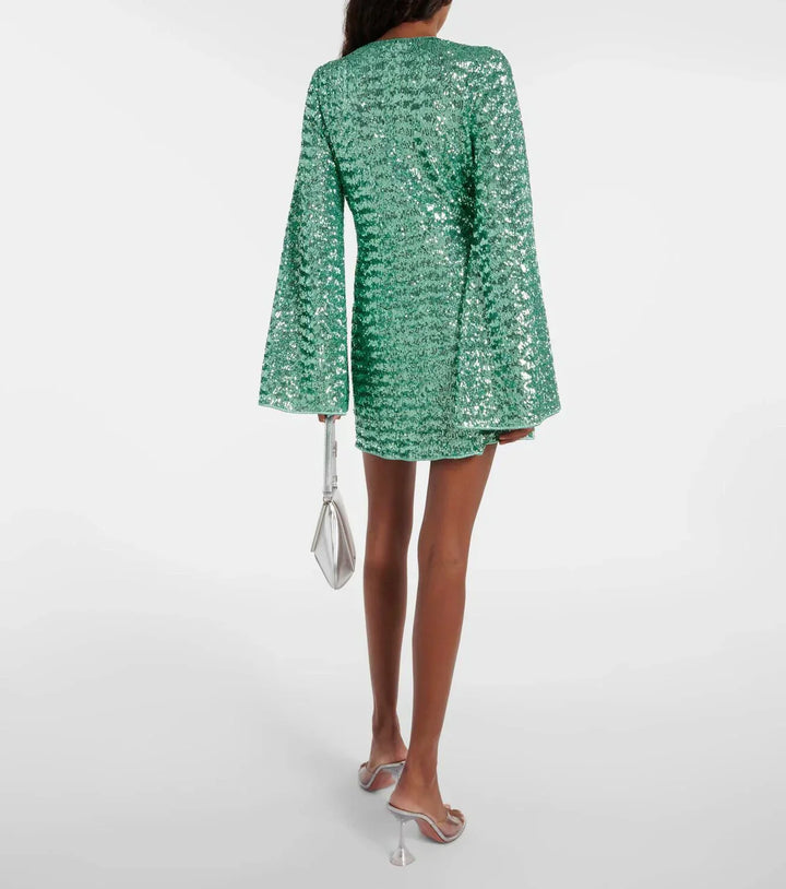"Elegant mini jurk met pailletten, diepe V-hals en gouden detail. Perfect voor feestjes. Comfortabele stretchy fit."