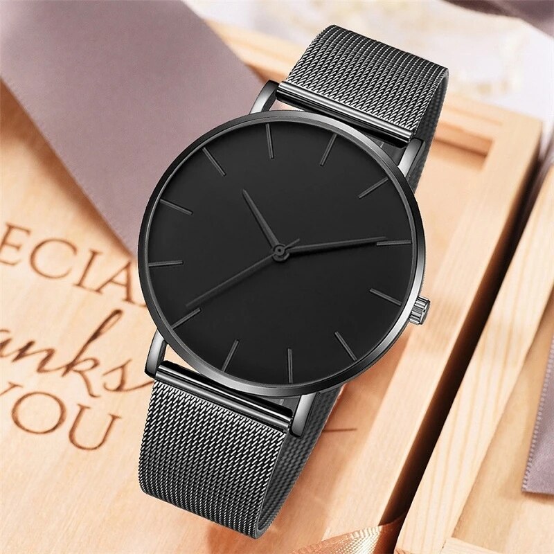 "Elegant minimalistisch herenhorloge met zwarte wijzerplaat en leren band, ideaal voor elke gelegenheid."
