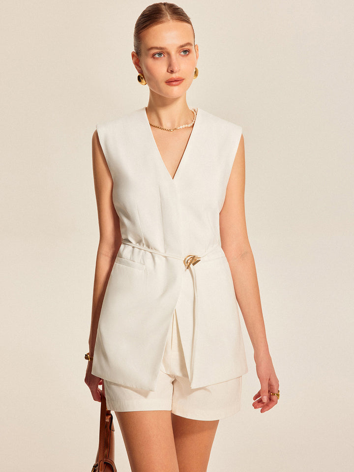 Elegant wit dames mouwloos vest met V-hals en ceintuur, perfect voor een stijlvolle laagjeslook.