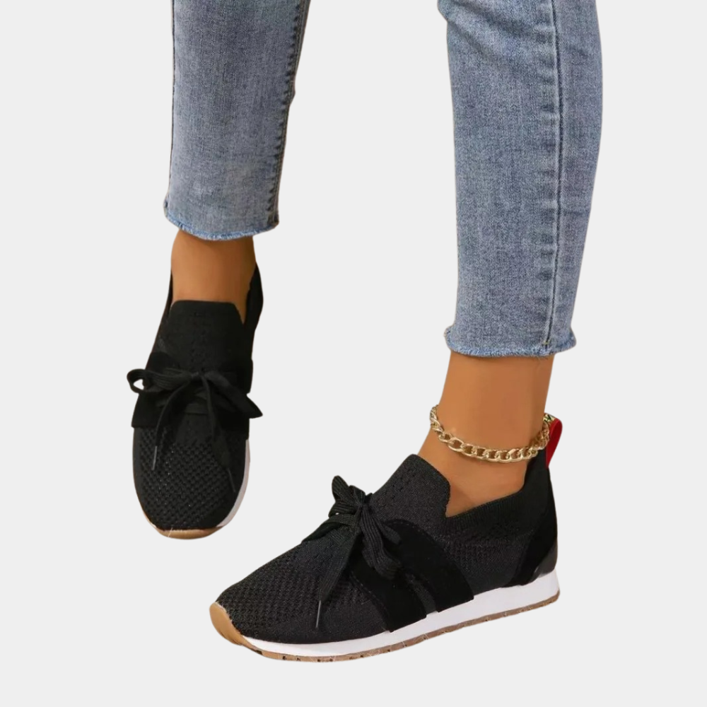 "Elegant zwarte damessneakers met verfijnde afwerking, comfortabele pasvorm en veelzijdig design voor elke gelegenheid."