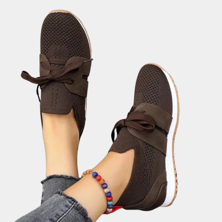 "Elegant zwarte damessneakers met verfijnde afwerking, comfortabele pasvorm en veelzijdig design voor elke gelegenheid."