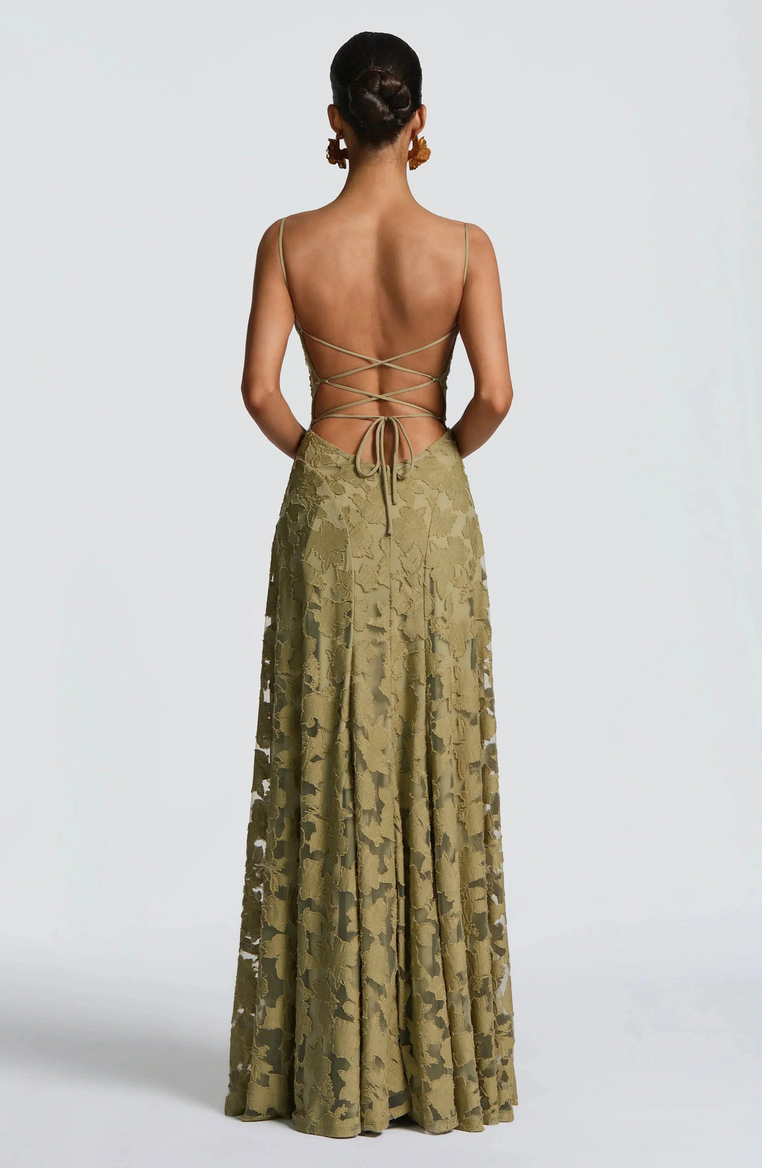 Prachtige dames maxi-jurk met kleurrijke bloemenprint, A-lijn en verleidelijke open rug.