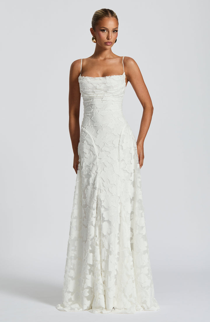 Lange elegante avondjurk met bloemen, A-lijn en open rug. Ideaal voor een chique feest.